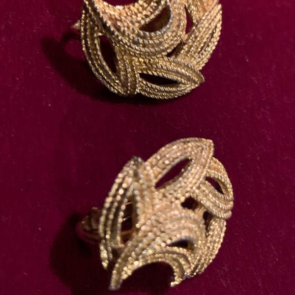 Vintage Gold Tone Clip On Earrings. - Picture 4 of 4
